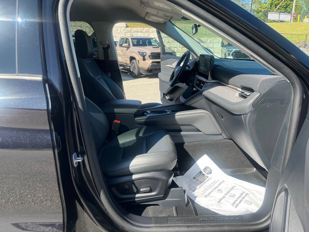 Used 2025 Ford Explorer Active w/ Active Comfort Package AWD/4WD image 19