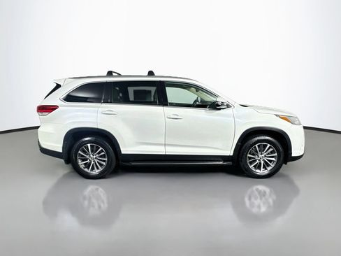 Used 2019 Toyota Highlander XLE AWD/4WD image 9