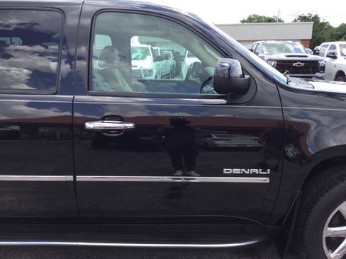 Used 2010 GMC Yukon XL Denali AWD/4WD image 19