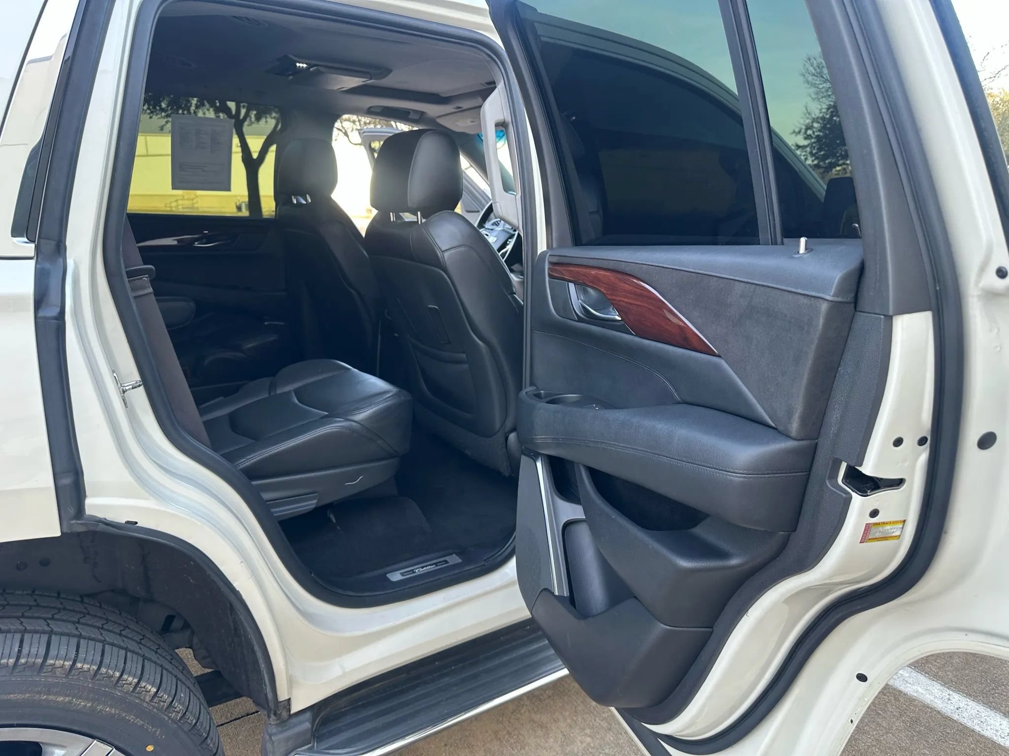 Used 2015 Cadillac Escalade Luxury AWD/4WD image 24