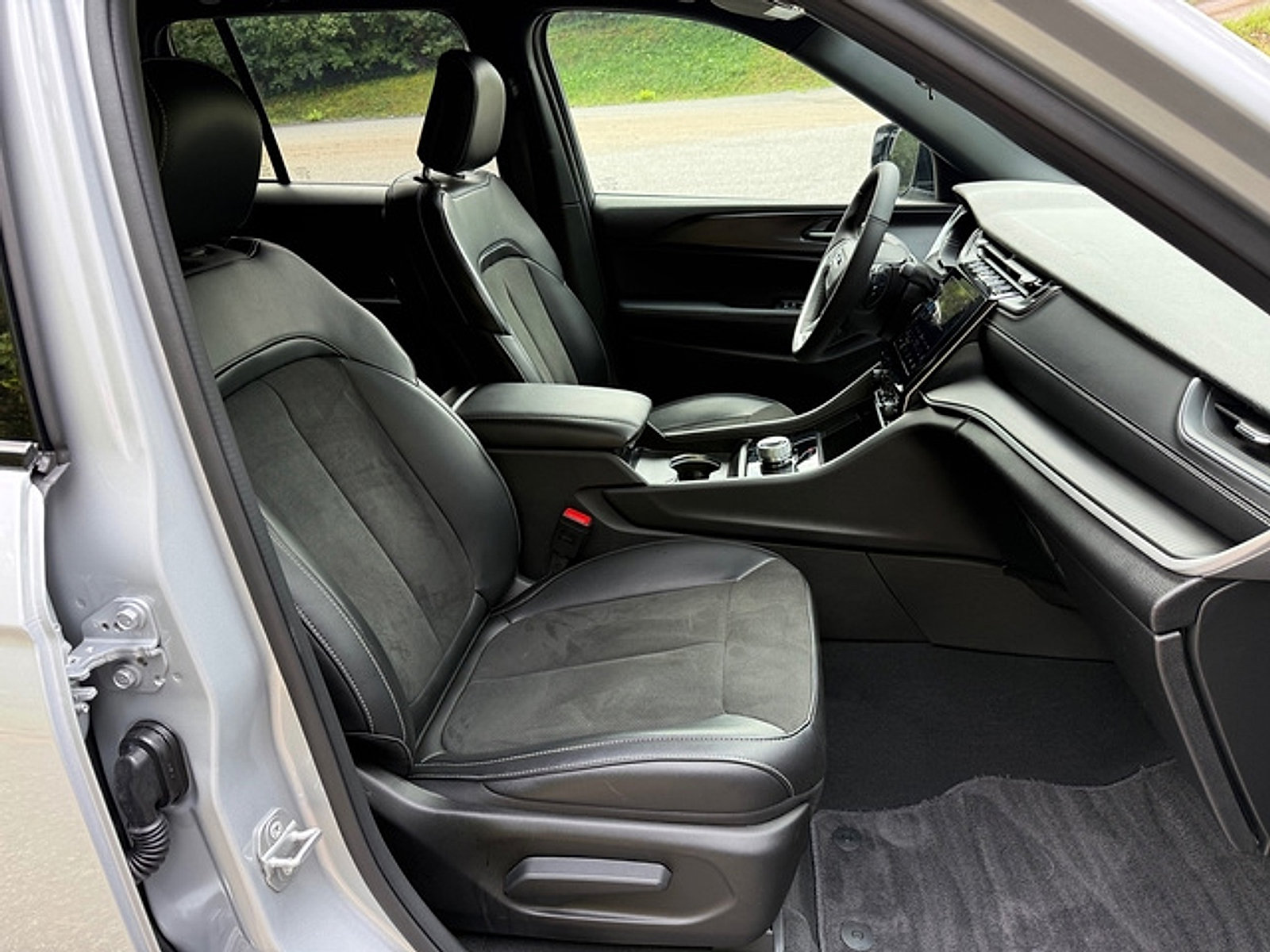 Used 2025 Jeep Grand Cherokee Altitude AWD/4WD image 18