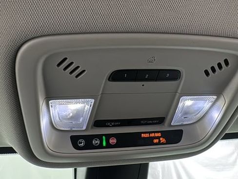 Used 2021 Chevrolet Traverse RS image 33