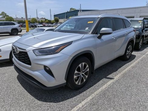 Used 2023 Toyota Highlander XLE FWD image 2