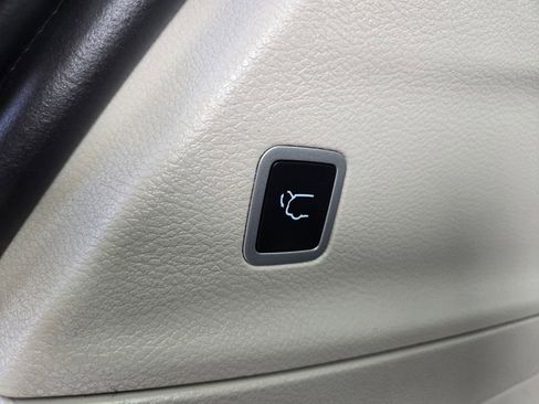 Used 2024 Chrysler Pacifica Touring-L image 36