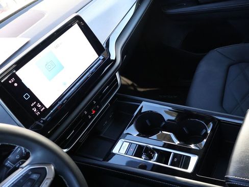 Used 2024 Volkswagen Atlas Cross Sport SE image 25