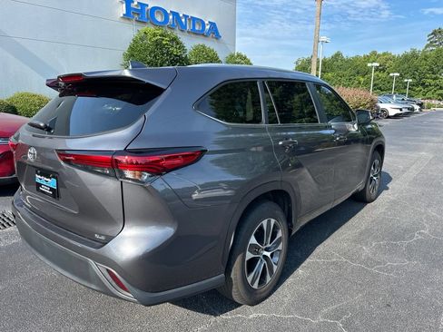 Used 2023 Toyota Highlander XLE FWD image 3