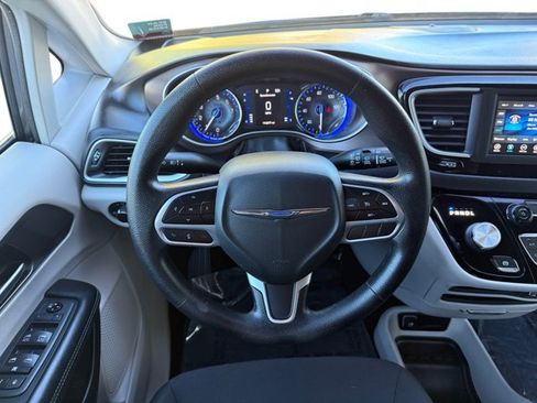Used 2021 Chrysler Voyager LX image 14
