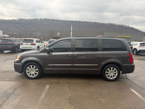 Used 2015 Chrysler Town & Country Touring image 4