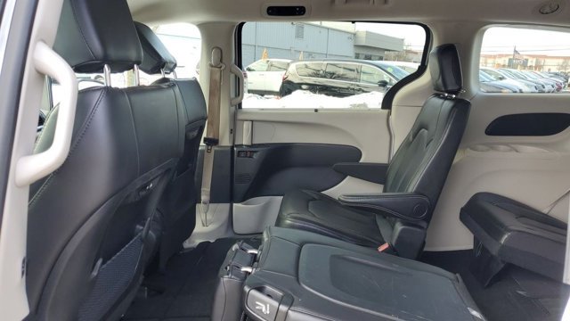 Used 2024 Chrysler Pacifica Touring-L FWD image 23