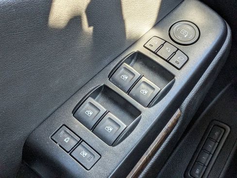 Used 2020 Chevrolet Suburban LT image 28