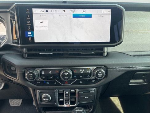 Used 2025 Jeep Wrangler Sahara image 17