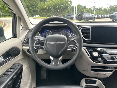 Used 2023 Chrysler Pacifica Touring-L FWD image 20