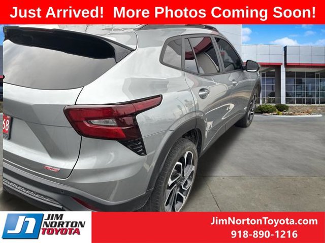 Used 2025 Chevrolet Trax RS w/ Sunroof Package FWD image 4