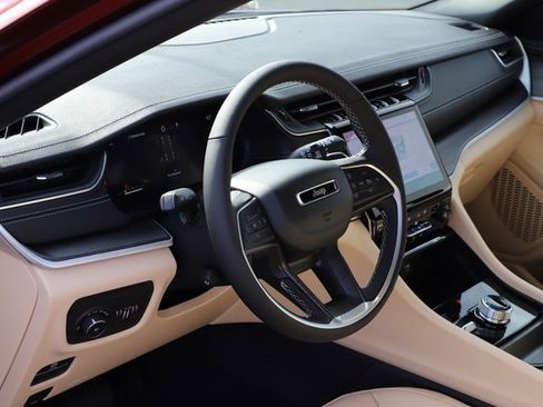 New 2025 Jeep Grand Cherokee Limited image 10