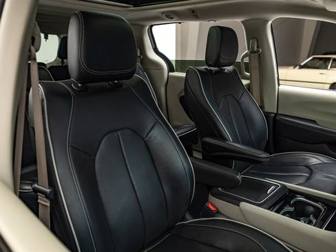 Used 2022 Chrysler Pacifica Limited image 21