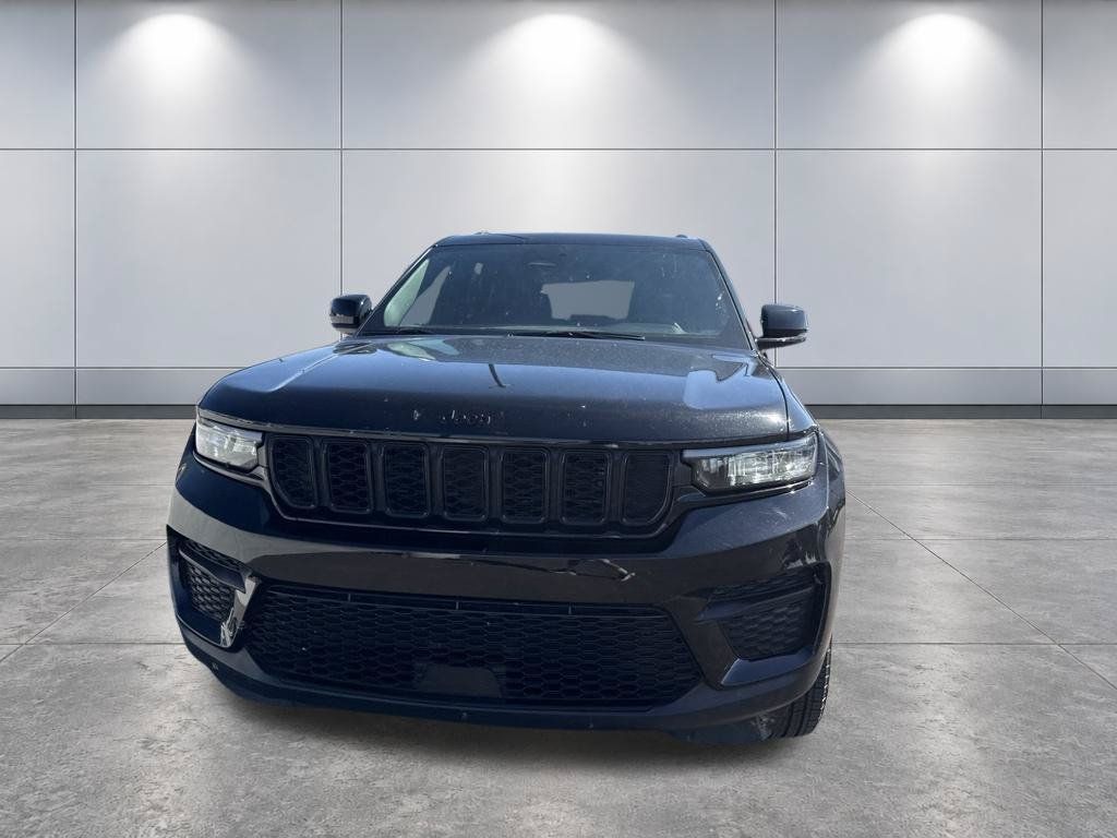 Used 2025 Jeep Grand Cherokee Altitude AWD/4WD image 32