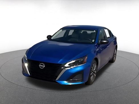 Used 2025 Nissan Altima 2.5 SV FWD image 7