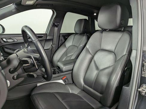 Certified 2022 Porsche Macan AWD/4WD image 5