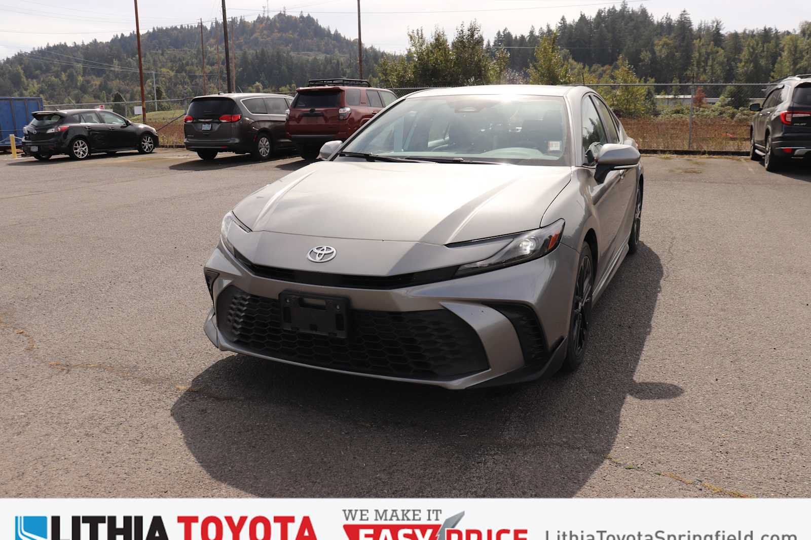 Used 2025 Toyota Camry SE FWD image 1