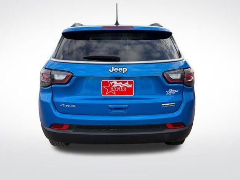 Used 2022 Jeep Compass Latitude w/ Sun and Sound Group AWD/4WD image 9