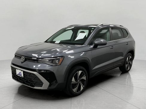 Used 2025 Volkswagen Taos SE AWD/4WD image 9