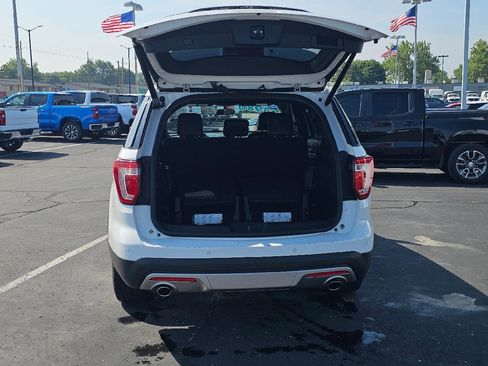 Used 2017 Ford Explorer XLT w/ Equipment Group 202A image 7