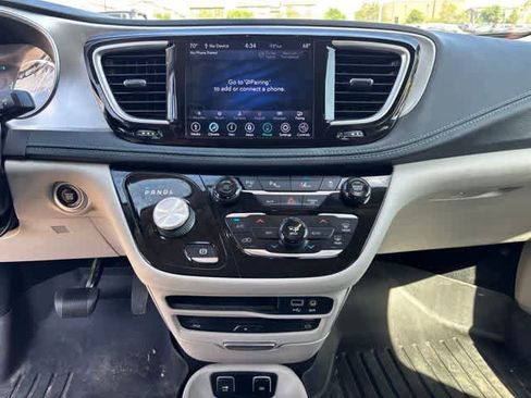 Used 2020 Chrysler Pacifica Limited w/ Advanced Safetytec Group FWD image 18