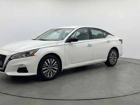 Used 2025 Nissan Altima 2.5 SV FWD image 3