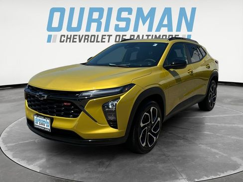 Used 2024 Chevrolet Trax RS w/ Sunroof Package FWD image 2