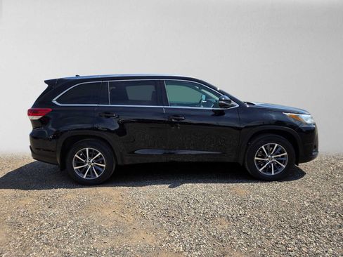 Used 2018 Toyota Highlander XLE AWD/4WD image 2
