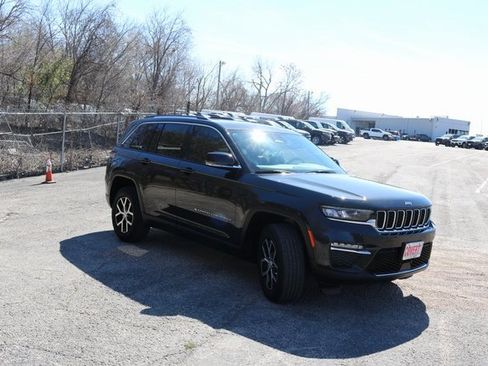 Used 2024 Jeep Grand Cherokee Limited image 7