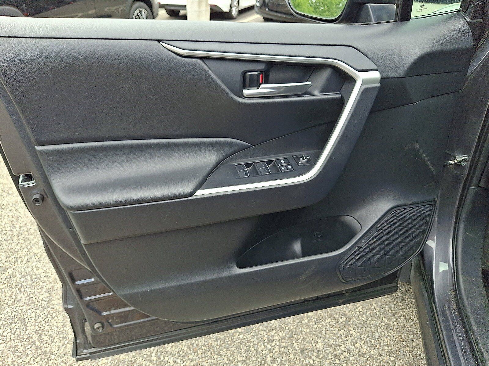 Used 2025 Toyota RAV4 XLE AWD/4WD image 13