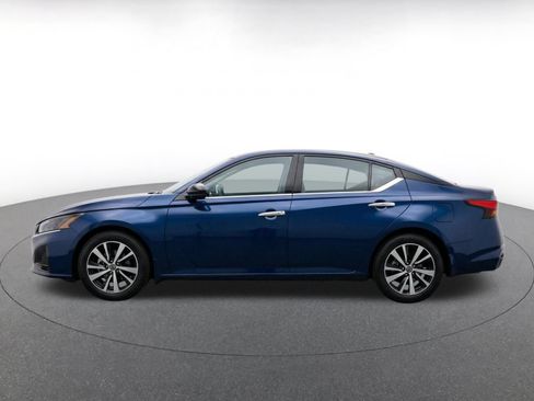 Used 2025 Nissan Altima 2.5 SV FWD image 4