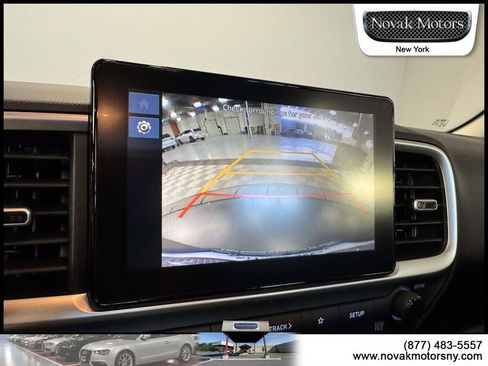 Used 2025 Hyundai Venue SEL image 19