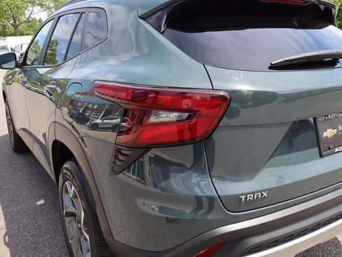 Used 2025 Chevrolet Trax LT w/ LT Convenience Package FWD image 26