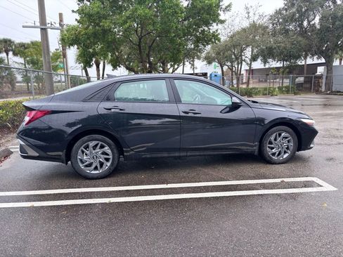 Used 2024 Hyundai Elantra SEL FWD image 8