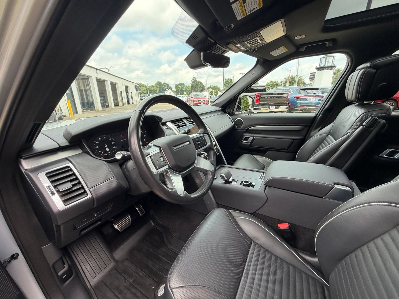 Used 2024 Land Rover Discovery Dynamic SE AWD/4WD image 10