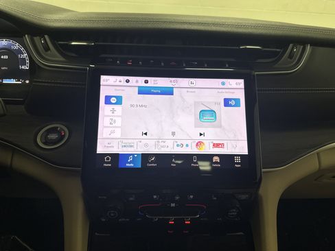 Used 2022 Jeep Grand Cherokee L Limited w/ Luxury Tech Group II image 23