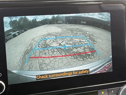 Used 2024 Toyota Highlander XLE FWD image 18