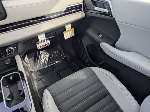 New 2025 Mitsubishi Outlander SE image 18