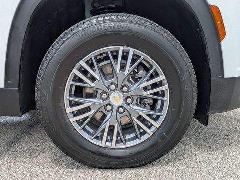 Used 2025 Chevrolet Traverse LT FWD image 12