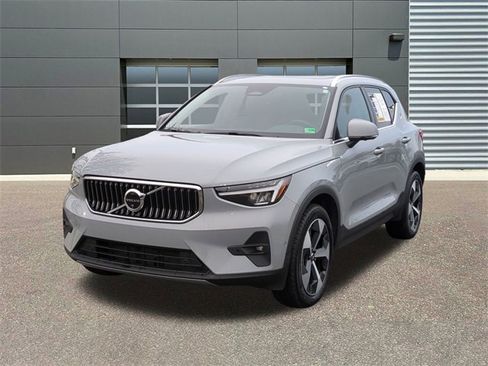 Used 2025 Volvo XC40 B5 Plus image 3