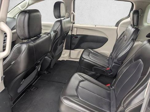 Used 2023 Chrysler Pacifica Touring-L FWD image 16