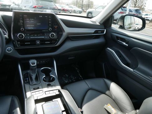 Used 2022 Toyota Highlander XLE image 14