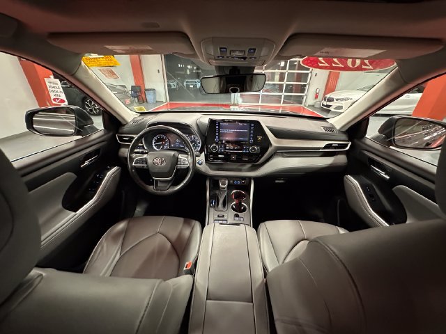Used 2022 Toyota Highlander XLE AWD/4WD image 25