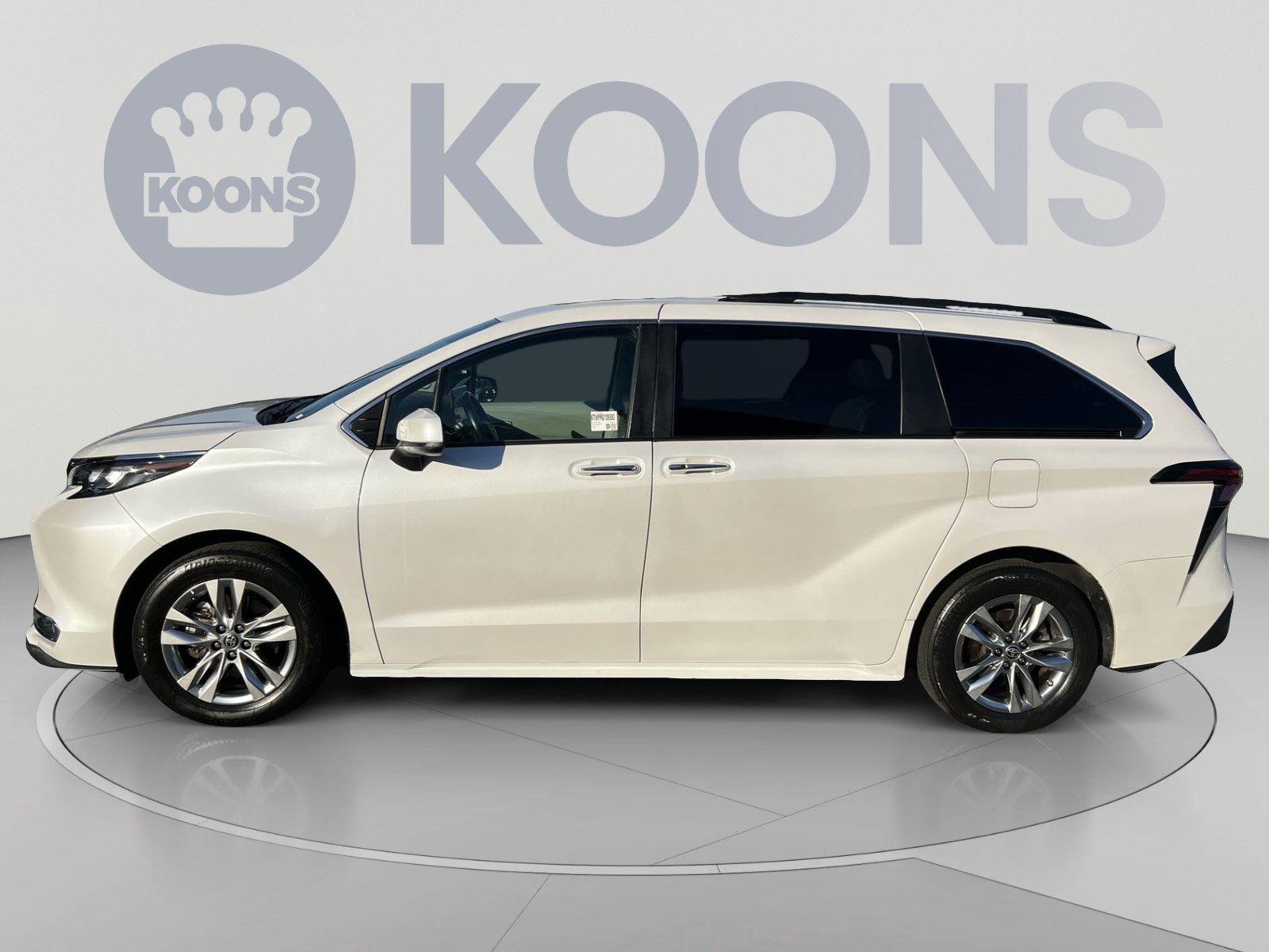Used 2024 Toyota Sienna XLE w/ XLE Plus Package AWD/4WD image 2