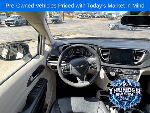 Used 2024 Chrysler Pacifica Touring-L FWD image 20