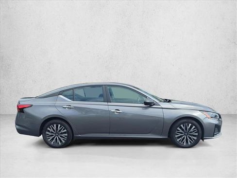 Used 2024 Nissan Altima 2.5 SV FWD image 4