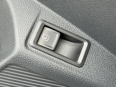 Certified 2024 Volkswagen Taos SE image 11