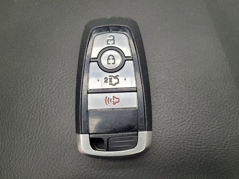 Used 2020 Ford Fusion SE image 32